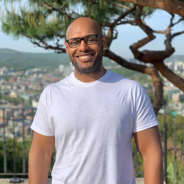 Heashot of Ali smiling.